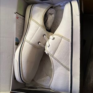 Vionic Men's Bryson sneakers, brand new in box size men’s 8 or women’s 9-9.5